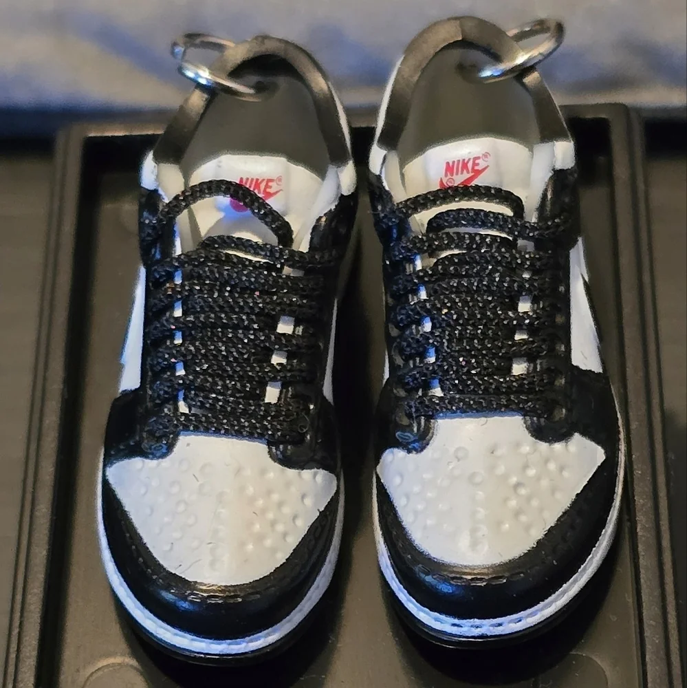 3D Mini Keychains Black and White - Picture 3 of 5